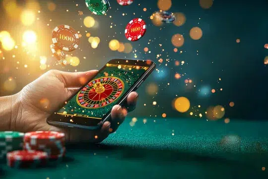 Roulette su smartphone tenuto in mano, luci dorate e turchesi